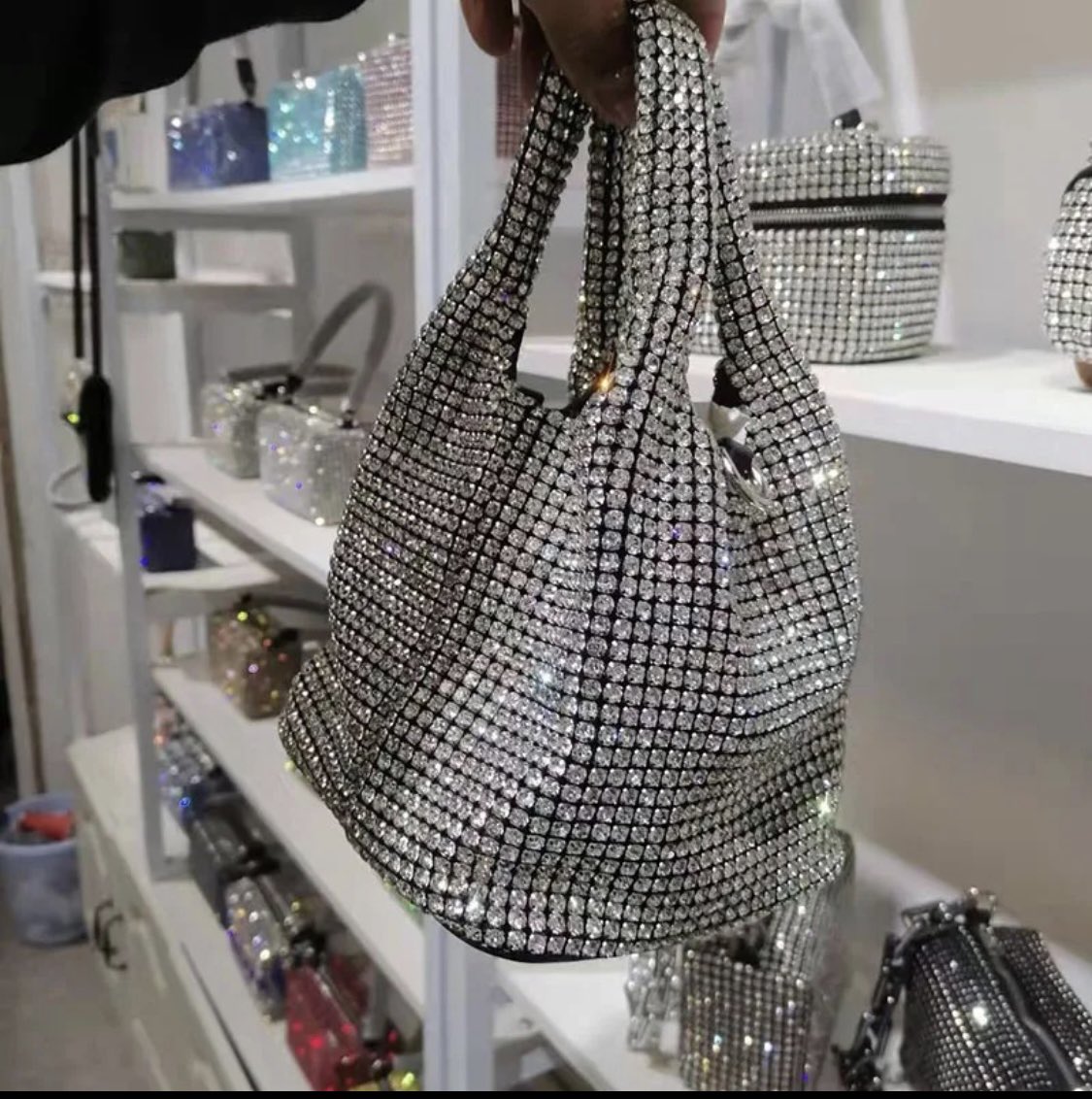 Compre esta cartera en una página $34.99 
La vi en una boutique  y cuesta el triple quede 😨 😧