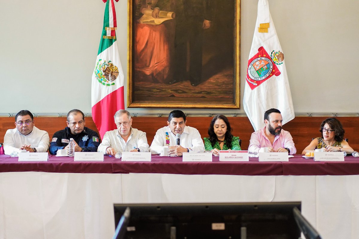JoseA_Rueda's tweet photo. El día de hoy sostuvimos una reunión con las y los integrantes del Gabinete Legal y Ampliado, encabezada por el gobernador Salomón Jara Cruz. 
Continuamos con la coordinación de acciones  para garantizar progreso y bienestar al pueblo oaxaqueño.

#UnPuebloTransformandoSuHistoria https://t.co/Nor3VDnrV5