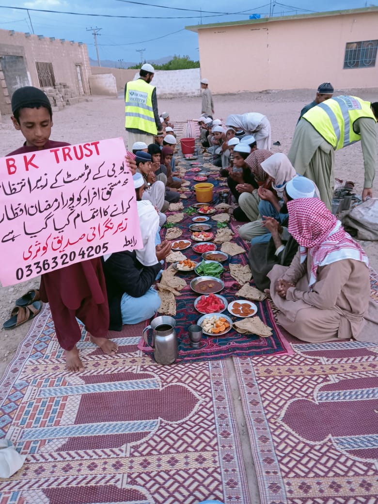 UBKTRUST's tweet photo. Alhamdulilah 19 day aftari in Baluchistan given out on 8 different locations.
مشروع افطار الصائمين تبرع كريم من بعض المحسنين فجزاهم الله خيرا
 إشراف و تنفيذ :#جمعية #خيرية UBK TRUST
.

#help #poor #people #baluchistan #pak https://t.co/ObnudriBif