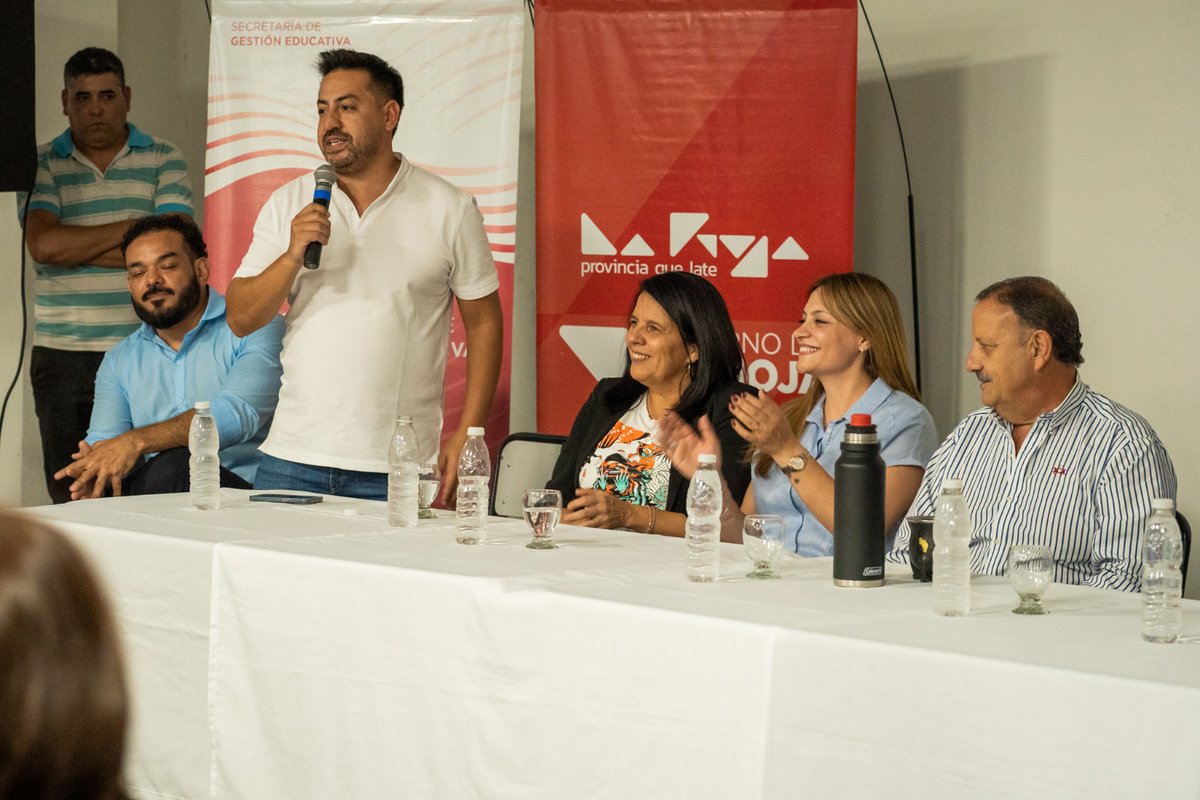 mluz_sc's tweet photo. La educación ha sido y es uno de los ejes de nuestro gobierno, hoy 400 personas que acceden al potenciar trabajo se suman al #VolverAEstudiar un programa nacional que busca mayor inclusión y posibilidades laborales para sus beneficiarios. https://t.co/qejFFCLkbK