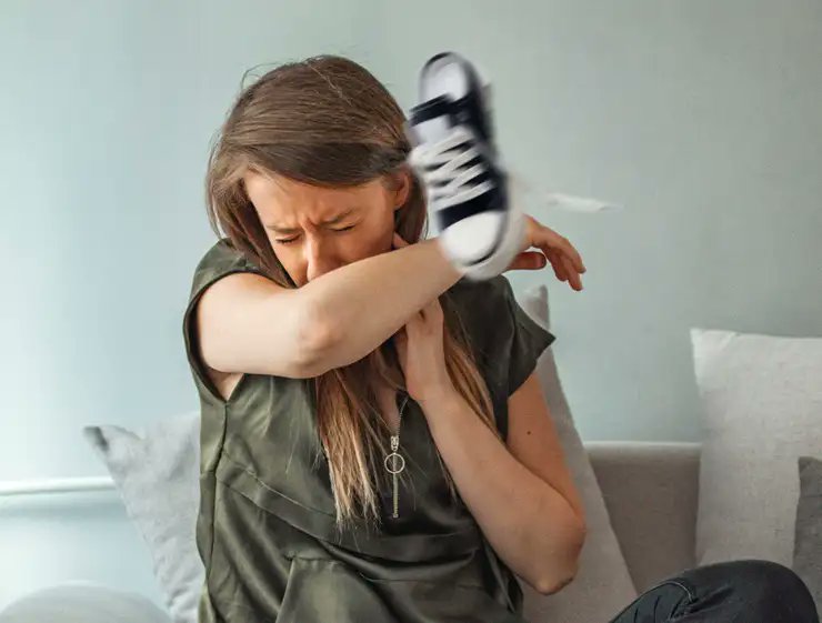 Spider Catches, Whips Shoe Right Back At Woman bit.ly/439V3JN