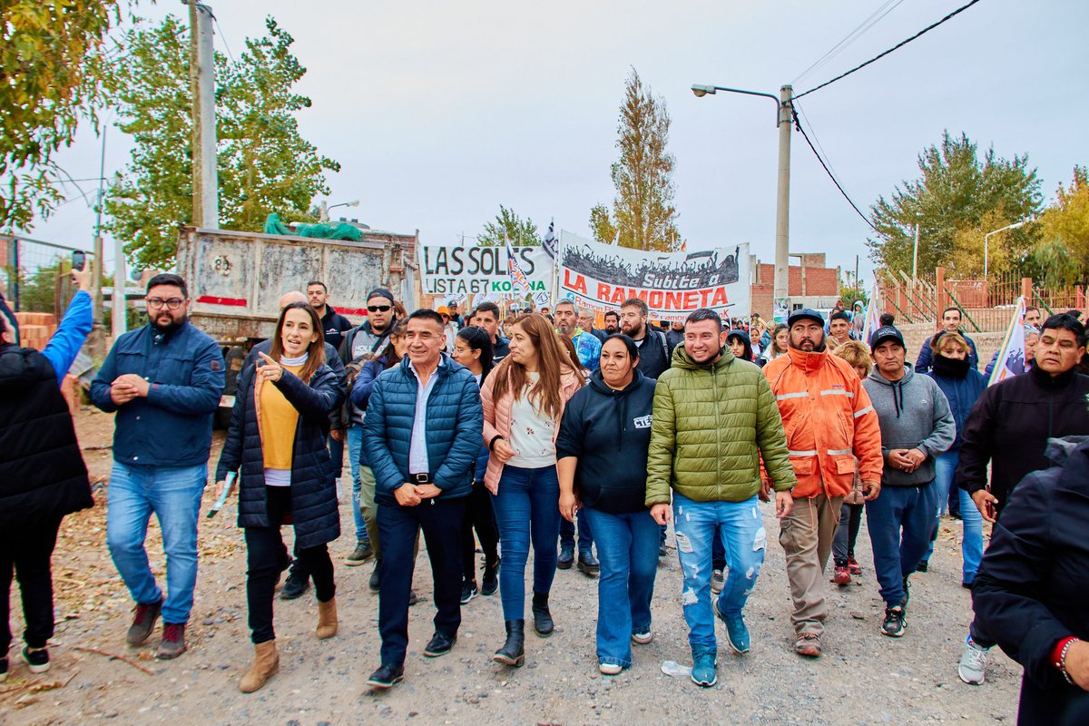Aye_Gutierrez's tweet photo. 📌 NEUQUÉN

🔵Hoy junto a @RamonRiosecoOk caminamos con #LasSoles @SoledadSalaburu y Sole Urrutia por Peumayén, Cuenca XV, y 7 de mayo. 

🟠En este oeste neuquino tan olvidado, lxs compañerxs están presentes siempre, conteniendo a tantxs vecinxs en esos rincones https://t.co/5MvyCCpFxr