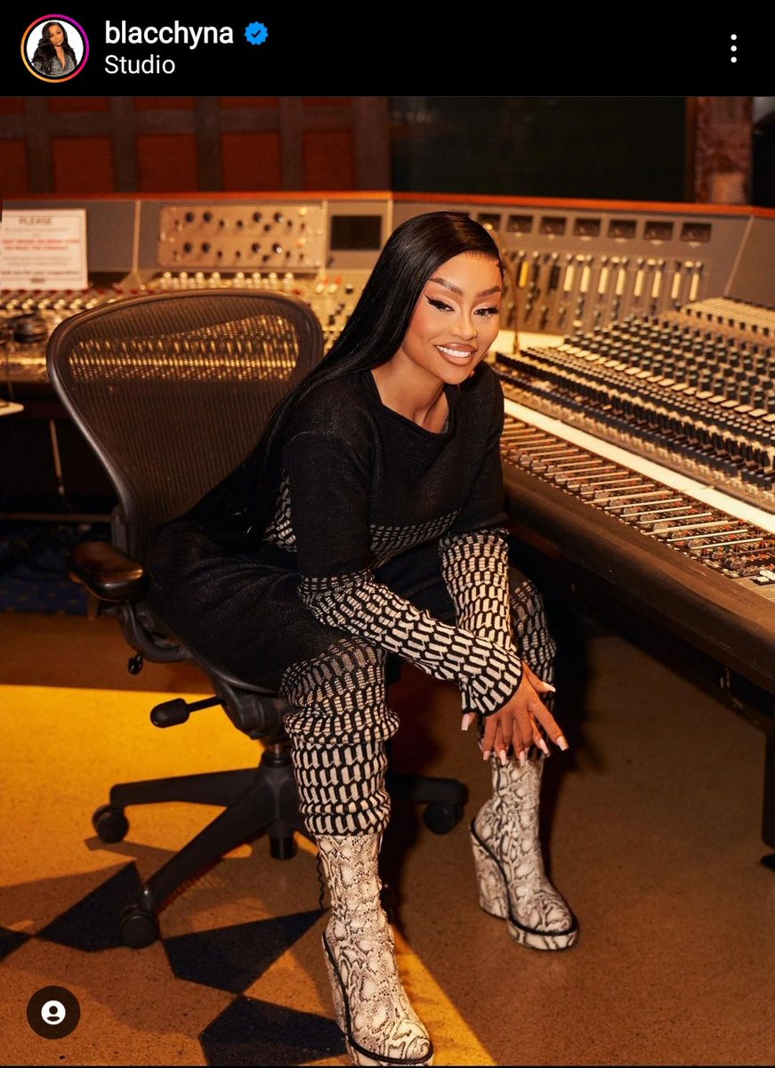 Kweenrz's tweet photo. @ThatDudeMCFLY called it..Blac Chyna in the stu.. lmaoooo https://t.co/e5lWavSTmN