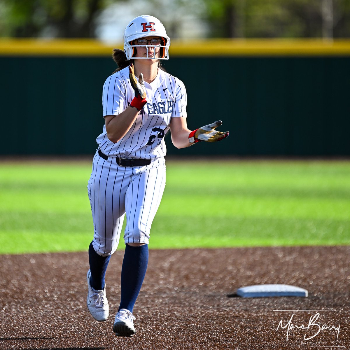 MarcBarryPhoto's tweet photo. @RogersHeritage @HHSWarEagleSB bats were on fire tonight as the Lady War Eagles earn a 17-2 win in three innings highlighted by a grand slam from #24 @KarleeEarl2026.

@war_heritage https://t.co/CXeCR61iic