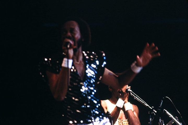 RegiMoonk's tweet photo. 𝐑𝐀𝐈𝐒𝐄 𝐓𝐎𝐔𝐑!🍊
A inicios de los 80’s, #EarthWindandFire estaba en busca de un sonido fresco pero a la vez sin perder su escencia característica (trompetas por ejemplo); necesitaban algo con más ritmo por lo que se alejaron del disco para enfocarse en algo más: R&amp;B/Soul https://t.co/2lbtTwtJAc