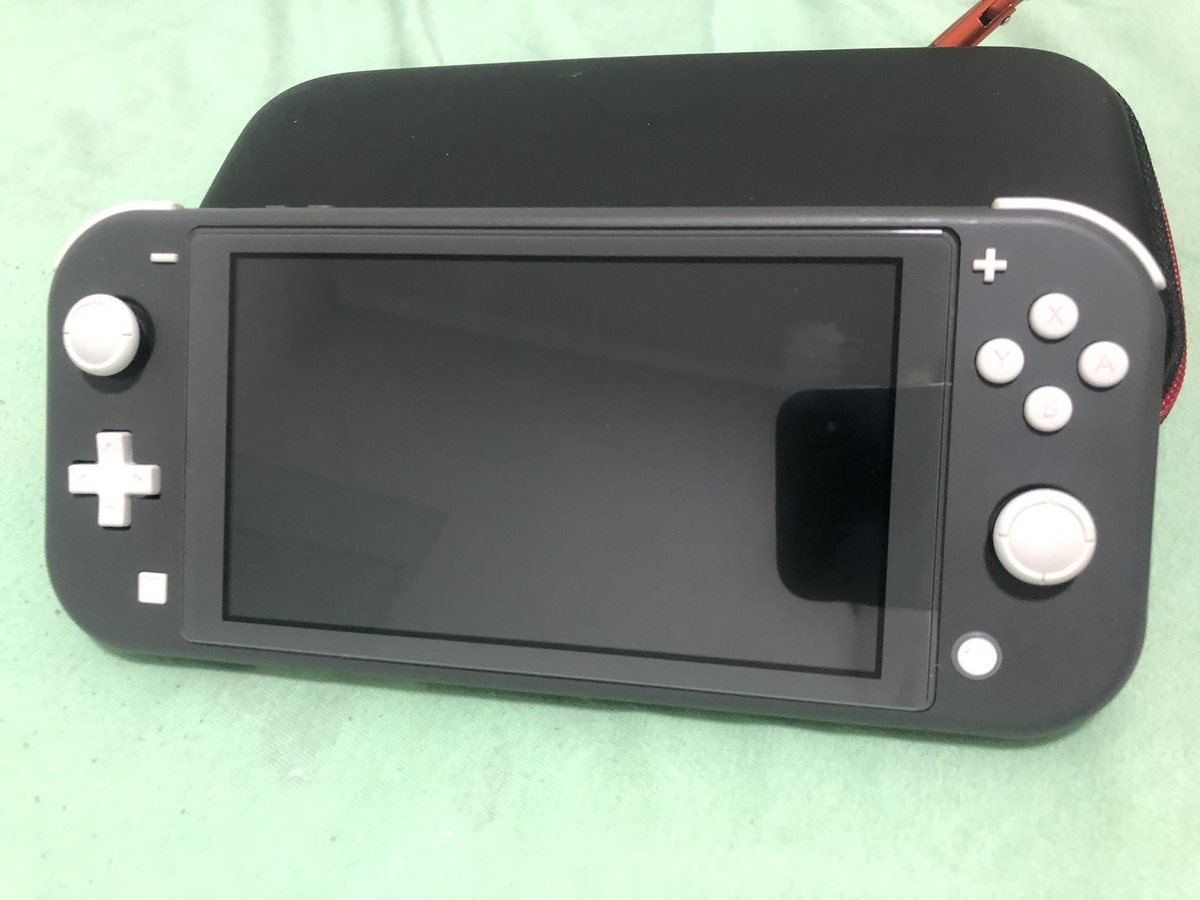 zeldinhasw's tweet photo. @danielreen Vendo meu switch lite usado mas praticamente novo por R$ 1400 e vai com película, capa protetora boa, carregador original e um jogo (Zelda btw) só o jogo vale no mínimo uns 250. Consigo colocar no mercado livre e Shopee pra vender. https://t.co/jY5JaXnsjq