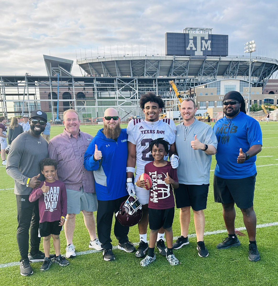 Can’t thank @AggieFootball enough for giving us an opportunity to see the big cat @TaureanYork5x at the office today! #GigEm 👍🏻🔨@coach_case1 @CoachKnox3 @IM_CP7 @MikeBickham4 @CoachStew_TTR @CoachBGA @CoachDurkin @CoachERussell