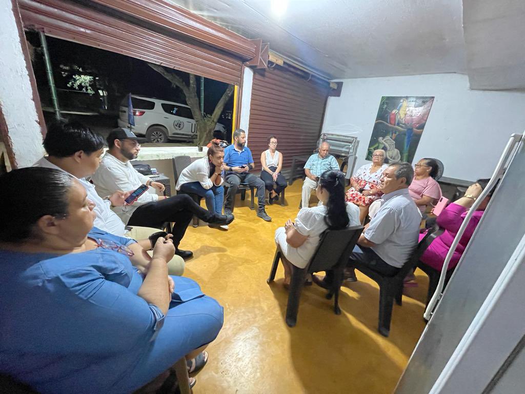 yeisoncajamarca's tweet photo. Terminando la jornada de conmemoración y solidaridad con las víctimas en Solita-Caquetá. Agradecimos a la @ArmadaColombia por cuidar el territorio y esta jornada, hablamos con los dignatarios comunales, educadores y familiares de las víctimas. En el territorio construimos cambio. https://t.co/dIssvUEiGJ