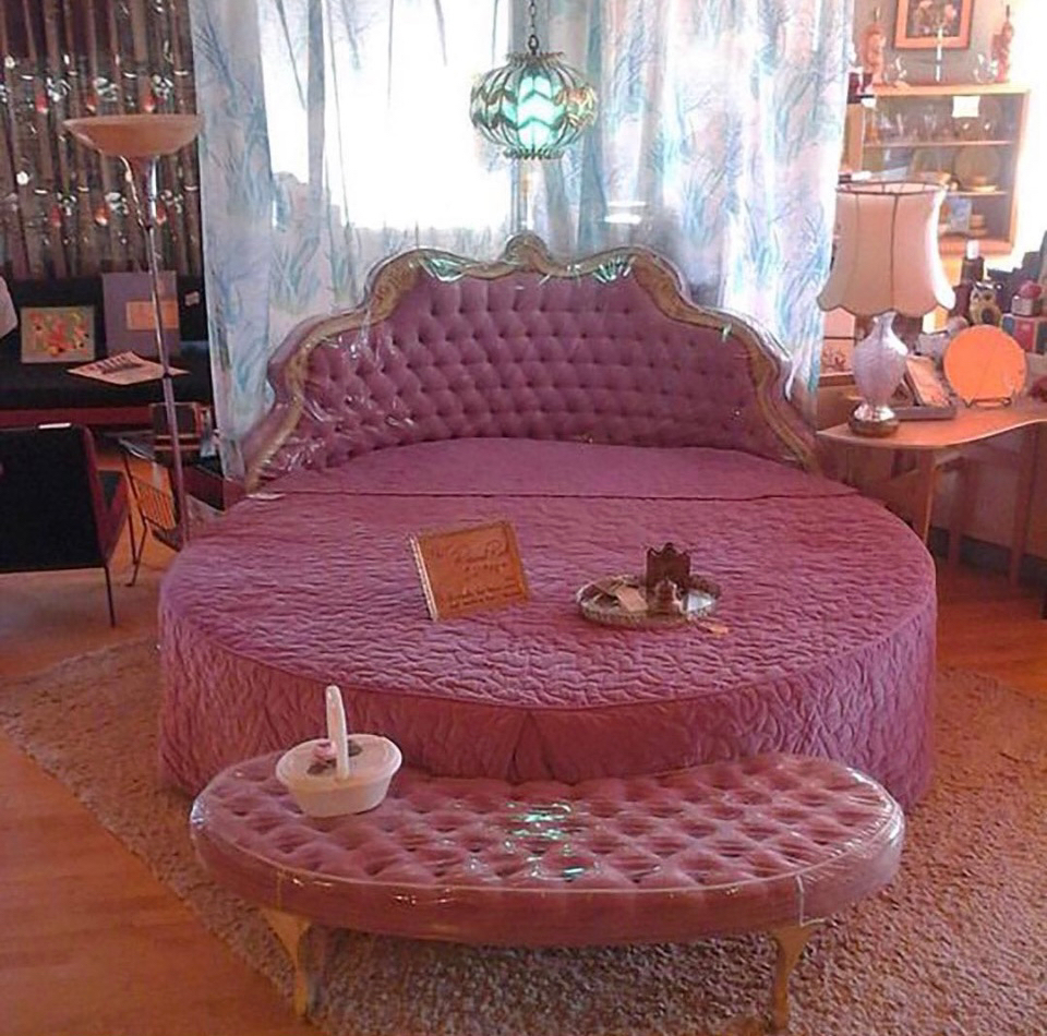 Them: There isn’t a perfect bed.
Me:
💘
.
.
#pinkbed #pinkbedding #pinkbedroom #gothpink #princessbed
#roundbed #interiordesign #vintage #vintageinterior #midcentury #midcenturymodern #vintagefurniture #americana #1950s #1960s #shaglamp