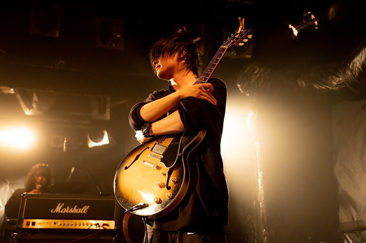 _Nieu's tweet image. 人前に立つなど緊張しまくる時は楽器を抱えると落ち着くというライフハックならぬライブハック。