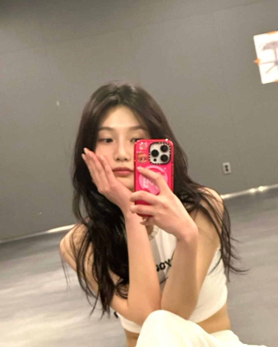 joyisthetics's tweet photo. just joy looking sickeningly good in the practice room https://t.co/H2OY708Uju