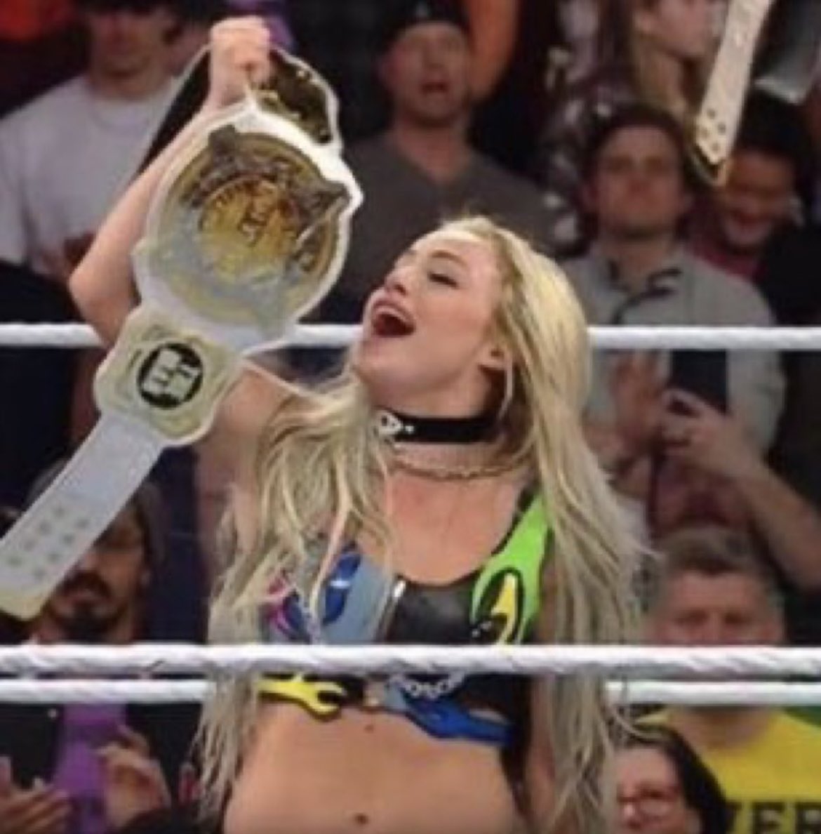 zaguila1995's tweet image. This iconic title pose has returned

@YaOnlyLivvOnce 💕💕

#LivMorgan #LIVSquad #Tagteamchampion #SmackDown #WWERaw #BLE #WatchHer #Star #GOAT