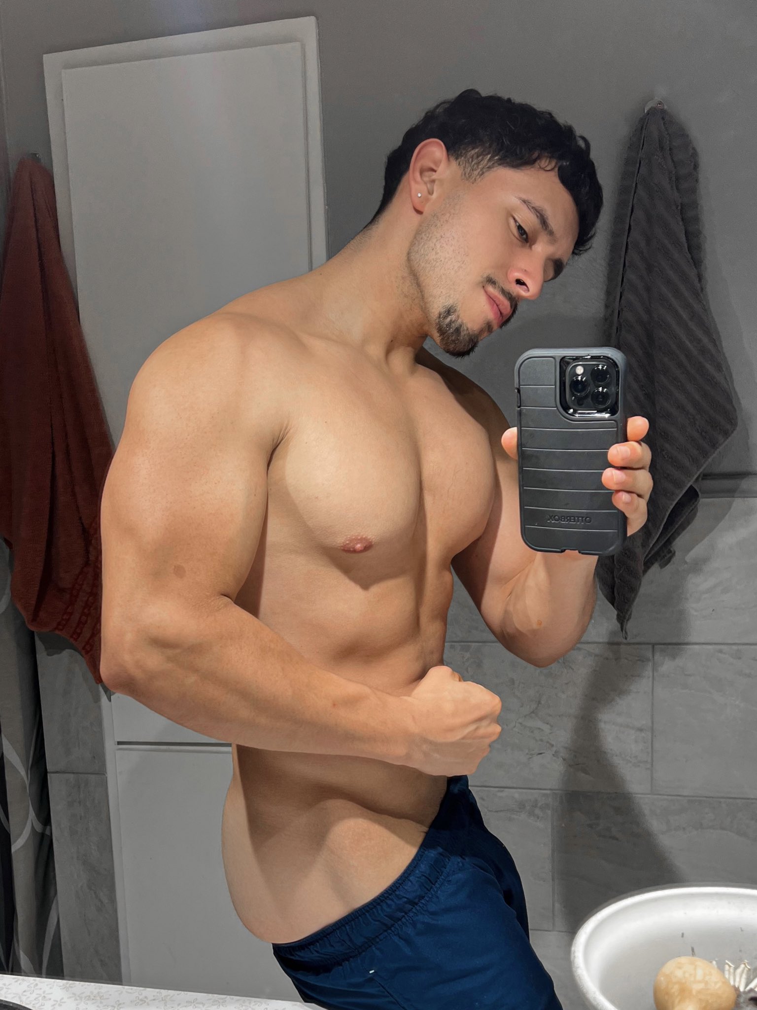 Osvaldo Mireles 👨🏻 on X: If you walked into the restroom and i was  taking a selfie like this whats happening next? 🤔 • Si entras en el baño  y yo me
