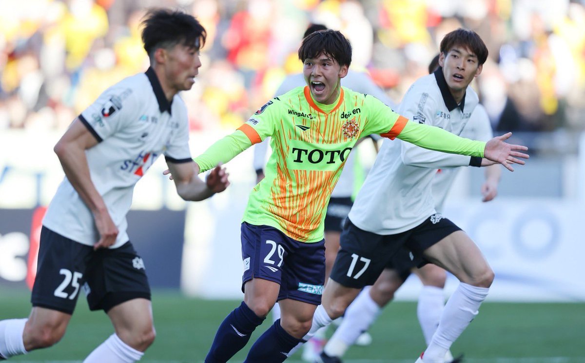 japanYoungStar's tweet photo. Name：#高昇辰(こう すんじん)
Nationality：韓国🇰🇷
Team：ギラヴァンツ北九州
Age：22 (2000 10/10)
position：CF
2023Date：6/6試合0G1A
@sungjin001010 

“驚異の跳躍力” https://t.co/o2zG6Evo06