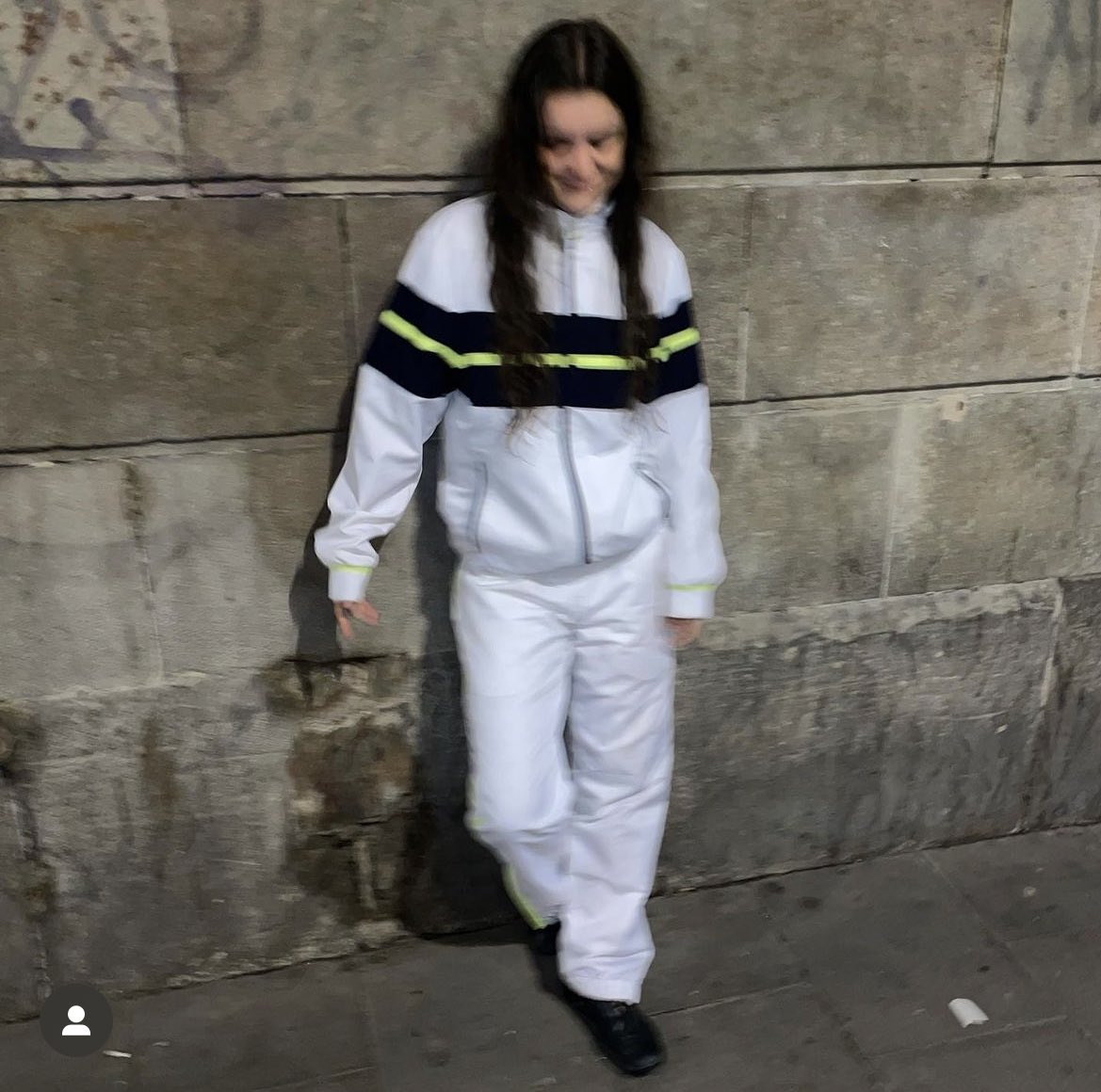 QUe amaia va a sacar su versión de fiebre y la anuncia poniendo el chándal iconic que lleva el que sale en el videoclip de badgyal !!!!