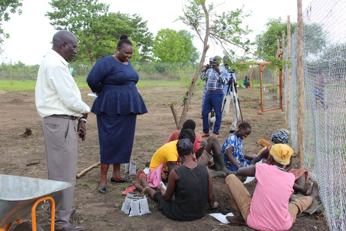 mafs_ss's tweet photo. This week the #CES Minister of Agric, Hon. Lily Kapuki visited the Kansuk Community tree nursery in #JubaCounty set up by the @mafs-led #EmergencyLocustResponseProject. This nursery was set up by 59 beneficiaries who receive an equivalent of $2.7 per day for 15 days in a month. https://t.co/U0wrqpm3NQ