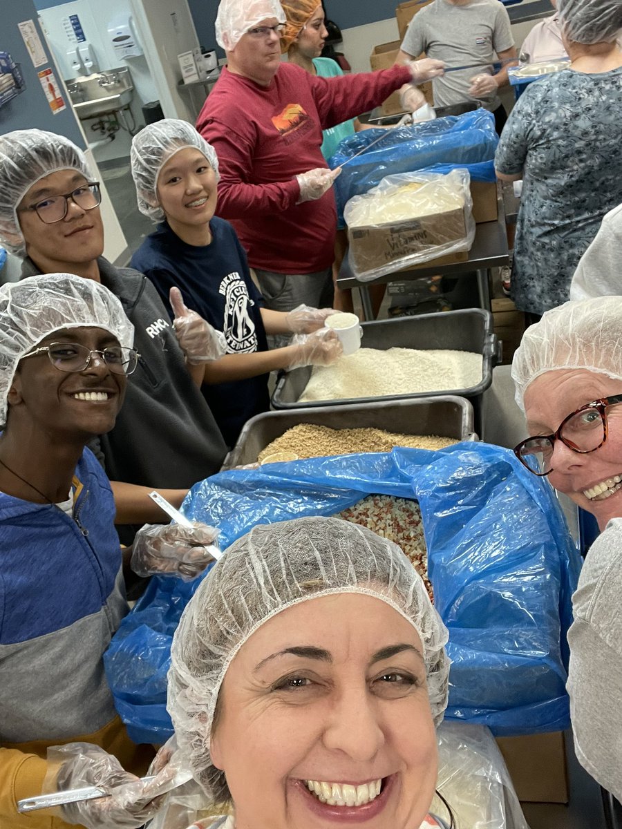 Mjbslp's tweet photo. BHS Key Club doing our part! #FMSC #BHSStem #BHSKeyClub
#volunteerweek https://t.co/TdrSAjHoap