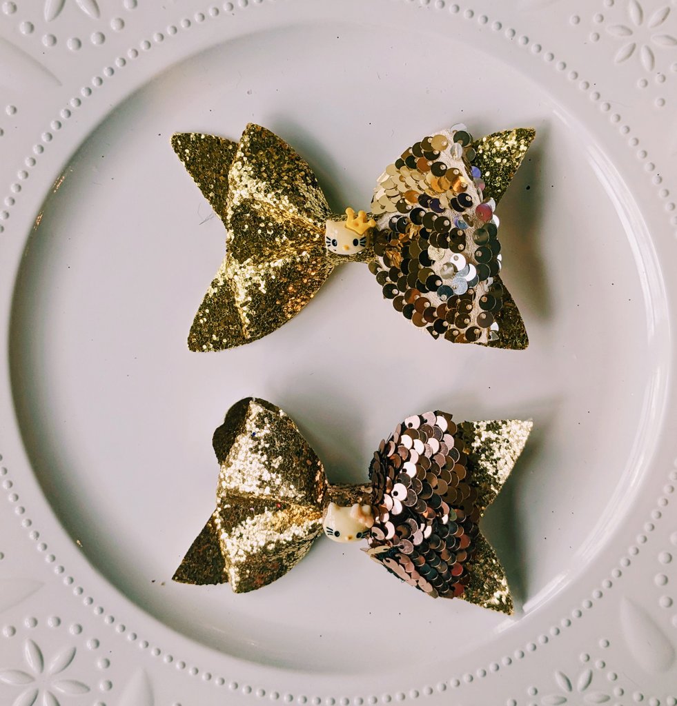Thecraftkids's tweet image. Golden Hello Kitty✨
$8. Each Hair Bow
#thewomensbusiness
#hellokittystuff #hellokittycollection #hellokittyfan #springfashion #handmadeaccessory #handmadegifts