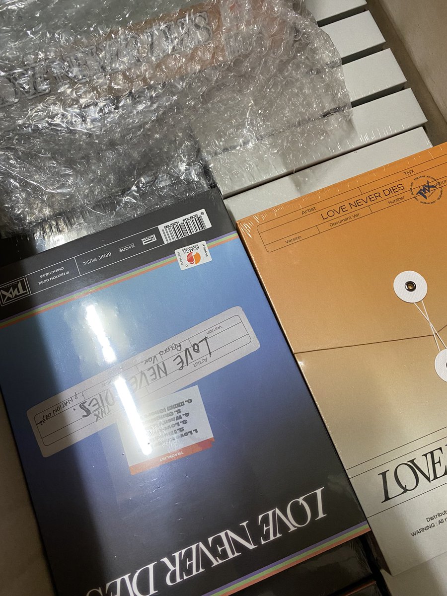 안녕하세요 게으름 이슈로 만우절영통 앨범 박스 이제 뜯었는데 저도 옆동네 앨범에 당첨이 됐어요