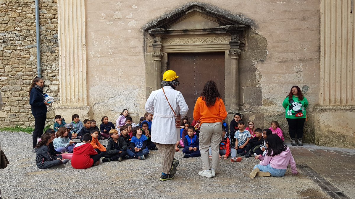 escolaelshorts's tweet photo. La màquina del temps! Als nens i nenes de cicle mitjà els visita un científic que els ensenya una màquina estranya. Què passarà?
#colonies
#ElCollell
#Historia
#celebritats https://t.co/6WVwbpAFrE