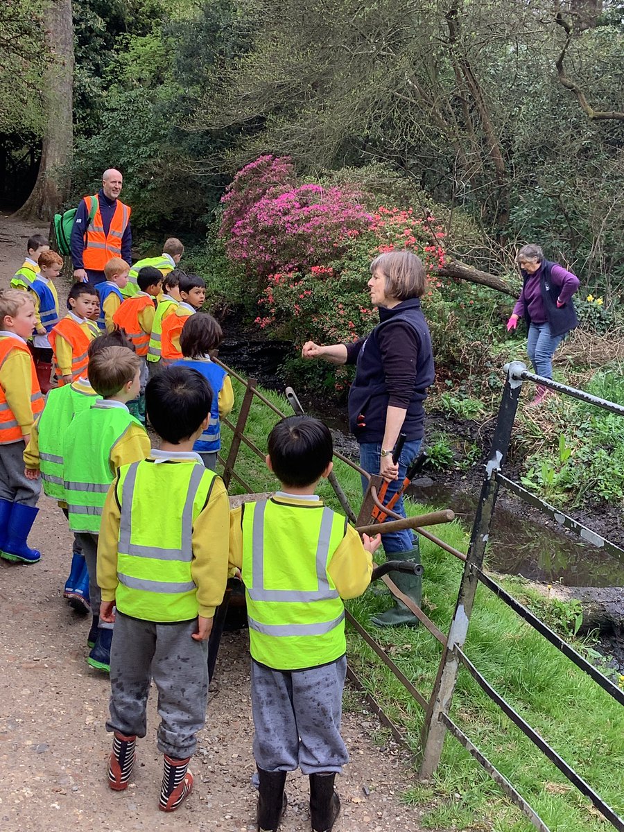 WCPS_Reception's tweet image. Thanks to all of the volunteers at @CannizaroPark today who took the time to talk to us and explain how they help look after the park … we love Forest School days. 😍

#wimbledoncommonprep #eyfs #forestschool #outdoorlearning #volunteering #iaps