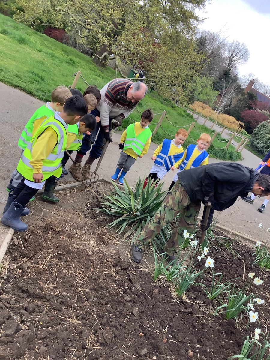 WCPS_Reception's tweet image. Thanks to all of the volunteers at @CannizaroPark today who took the time to talk to us and explain how they help look after the park … we love Forest School days. 😍

#wimbledoncommonprep #eyfs #forestschool #outdoorlearning #volunteering #iaps