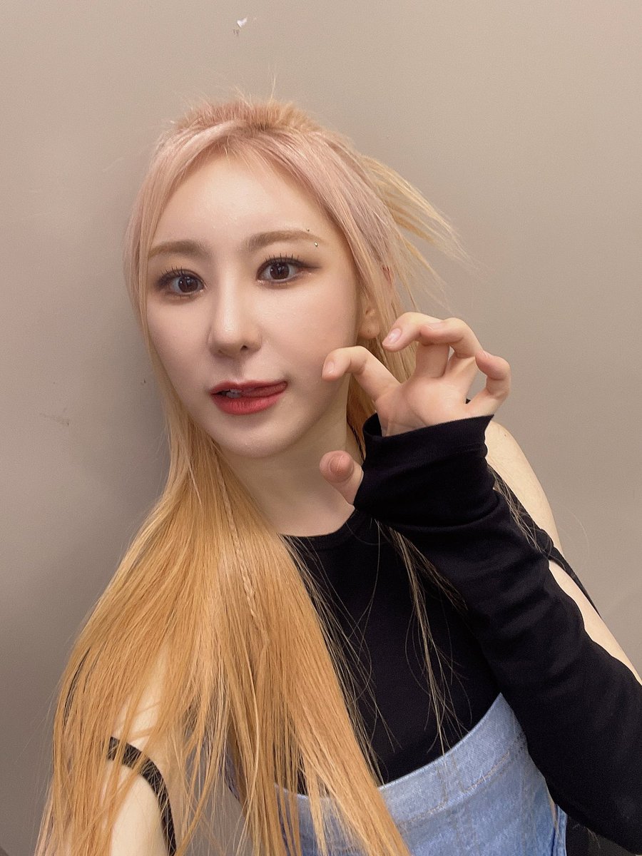 #이채연 #LEECHAEYEON 
#OverTheMoon #KNOCK