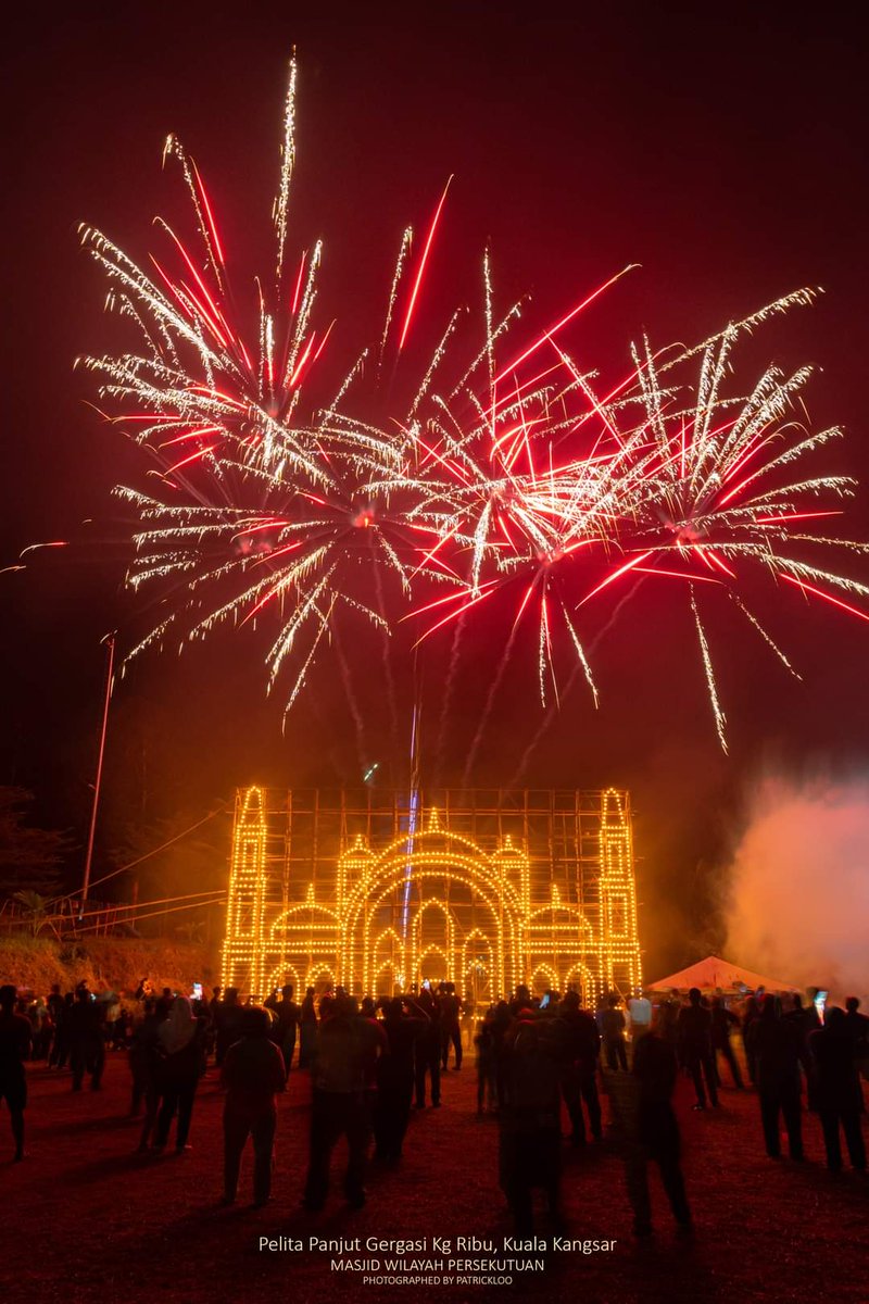 Pelita Panjut Gergasi Kg Ribu, Kuale Kangsar 2023.

"Masjid Wilayah Persekutuan" dipilih untuk hiasan panjut tahun ini. 

Sebanyak 1600 pelita dipasang bagi memeriahkan lagi malam tujuh likur pada tahun ini.

Photo by FB Patrick Loo