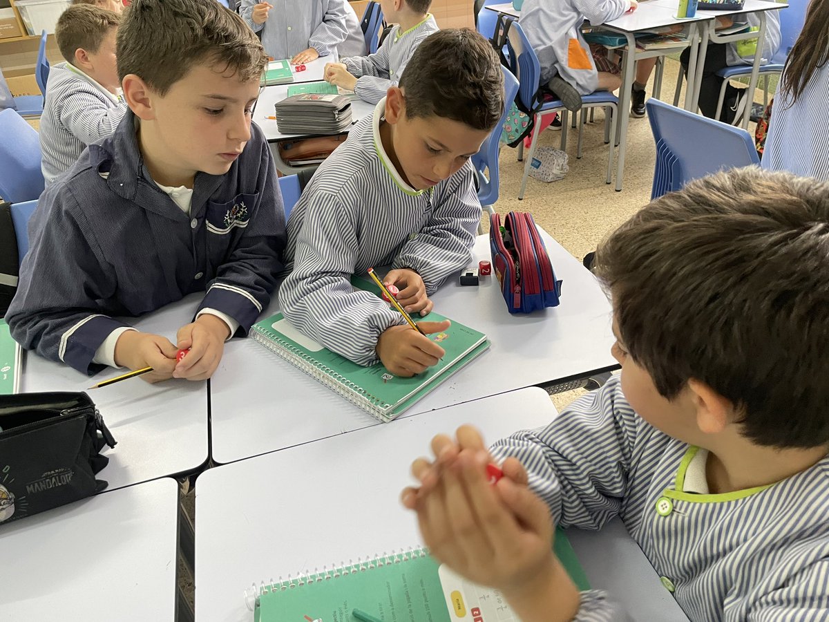 manyanetblanes's tweet photo. A #4tEP practiquem la fracció d’un nombre jugant al joc de cubs. #josocmanyanet #blanes #juntsarribemméslluny @tekmaneducation https://t.co/xUiHKHmkh1