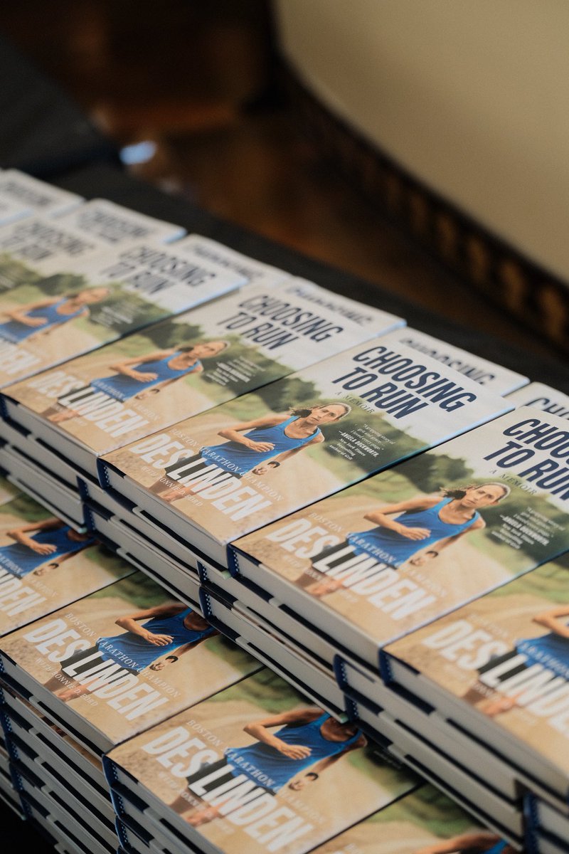 des_linden's tweet photo. Drop by @SamAdamsBeer Boston Taproom (60 State Street Boston, Massachusetts) today from 12:30-3:00.
I’ll be selling & signing copies of #ChoosingToRun, drinking some cold ones, taking photos and swapping race stories.
*Free book for anyone buying a @COROSGlobal watch. https://t.co/lsYEtog4M1