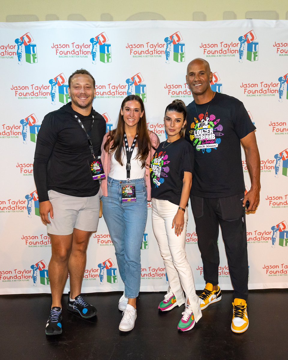 Not only does @MiamiDolphins fullback @AI_XLV score touchdowns and write books, but he now also judges poetry! Thanks for being a part of our @bluapplePoetry #LTABFLA Team Finals! #Community @JasonTaylor @itsmonicataylor #youthvoice