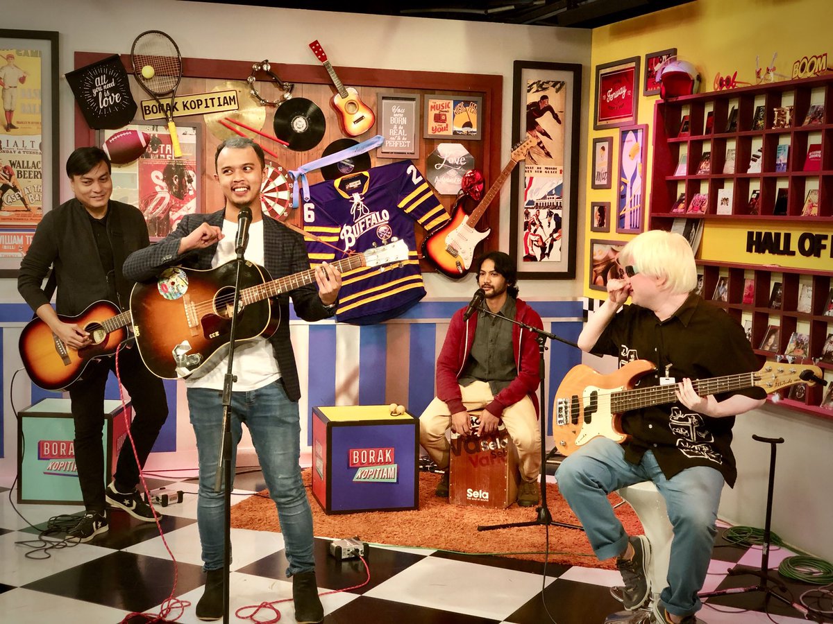 ehmomin's tweet photo. Our time will come again. We are at the stage to restart our music, we have to trust the process as cliche as it sounds. It’s even harder when we have jobs that require us to be at 24/7

I made many mistakes in my life, all I need is a second chance. Trust my band.

#sapotlokal https://t.co/6wNUEJhbcx