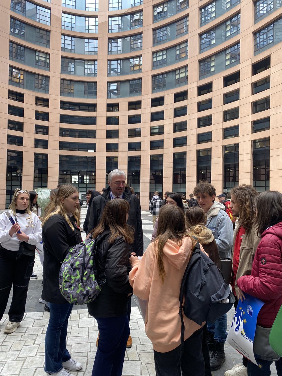 MilanZver's tweet image. Pred razpravo v @Europarl_SL o dediščini evropskega leta mladih smo se s kolegi poslanci srečali z mladimi obiskovalci. EU ponuja mladim številne priložnosti za pridobivanje znanja, spretnosti in kompetenc, predvsem preko @EUErasmusPlus. Z mladimi za mlade. #YouthUp