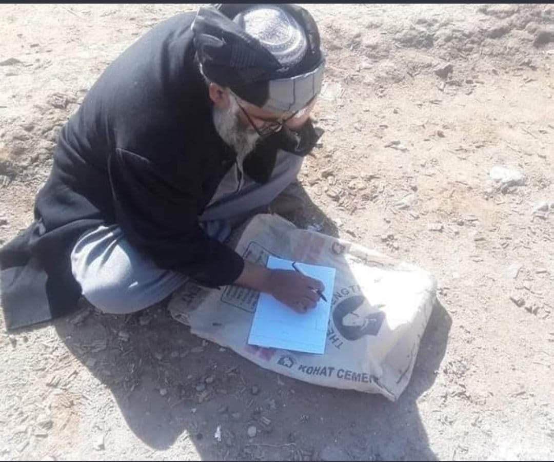hishamelahi's tweet photo. مفتی عبدالشکور اس عہد کا استثنا تھا، وہ عہد میں جیا ضرور مگر وہ اس عہد کا نہ تھا۔ اس جیسا کوئی شخص کسی بھی پارٹی میں آپ کو نہ ملے گا۔ حج جیسی وزارت کا وزیر اور کچا گھر ، ذاتی گاڑی نہیں، موٹر سائیکل پر وہ نظر آتے، کبھی کسی راہ میں استعمال شدہ سیمنٹ کی بوری پر فائل رکھ کے دستخط کرتے ہوئے، کبھی کچی بیٹھک میں بیٹھ کے سرکاری میٹنگ کرتے ہوئے۔ خود بتایا کہ فی حاجی پندرہ سو ریال کمیشن کی آفر ہوئی، ٹھکرا دی اور حاجیوں کو بہترین سروسز کے بعد پیسے لوٹا بھی دئیے۔ پی اے ، سیکیورٹی گاردز وغیرہ کو دفتری اوقات کے بعد چھٹی دے دیتے کہ میں کام نمٹا لوں گا تم جاؤ۔حلقہ این اے 51 سے ایم این اے منتخب ہوئے۔ گاؤں میں گھر کچے کا کچا رہا۔ پشاور میں مسجد کے گھر می رہائش تھی۔ امامت کرواتے ، خطابت کرتے ،مدرسے میں قرآن و حدیث کی تدریس کرتے۔ رمضان کی جس طاق  شب اللہ کے حضور حاضر ہوئے ،گاڑی میں اکیلے تھے،پولیس پولی کلینک لے گئی تو جان ہی نہ سکی کہ وزیر ہے۔ ایسے لوگ آج بھلا کہاں ملتے ہیں؟

اموات حادثات اور لوگوں کی تکلیفوں پر دجالی پارٹی کے جشن و بھنگڑوں نے نفرتوں کی خلیج بہت وسیع کر دی ہے اللہ اس ملک کی خیر فرمائے