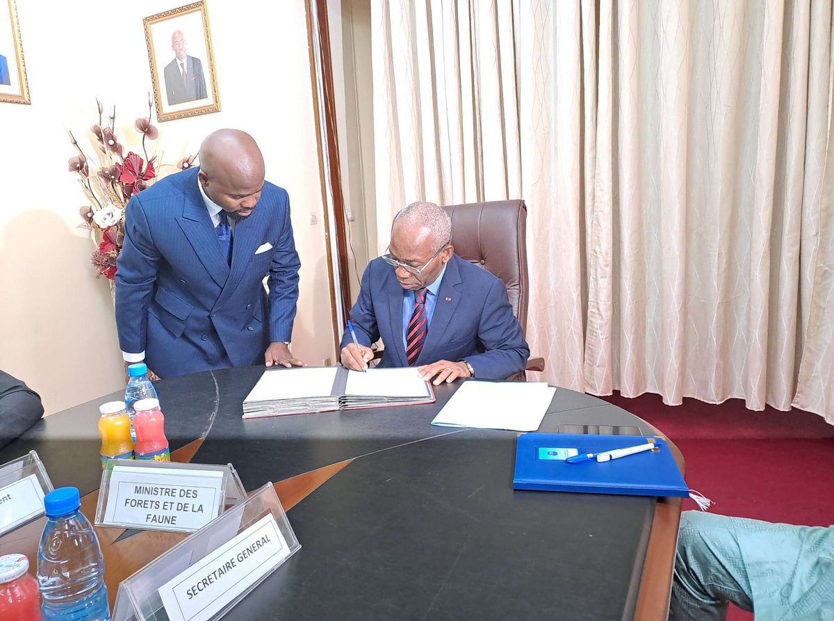 Yesterday, <a href="/AWF_Official/">AWF</a> &amp; <a href="/MinfofTv/">MINFOF</a> signed an MoU to renew their partnership for biodiversity conservation in 🇨🇲. Present, was AWF Senior VP Charly Facheux who reiterated AWF's commitment to protecting World Heritage sites like the #DjaFaunalReserve.  #WorldHeritageDay