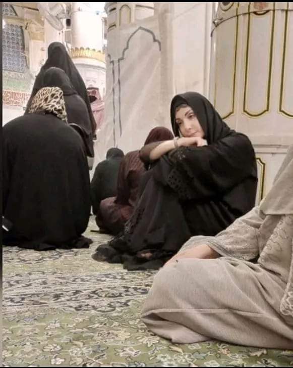 یہ وہ در ہے جہاں دنیا کے بادشاہ فقیر بن جاتے ہیں
تاجدار حرم💞