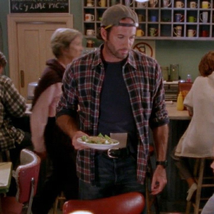 thinkergilmore's tweet photo. a classic luke outfit https://t.co/R2AoyvlC6c