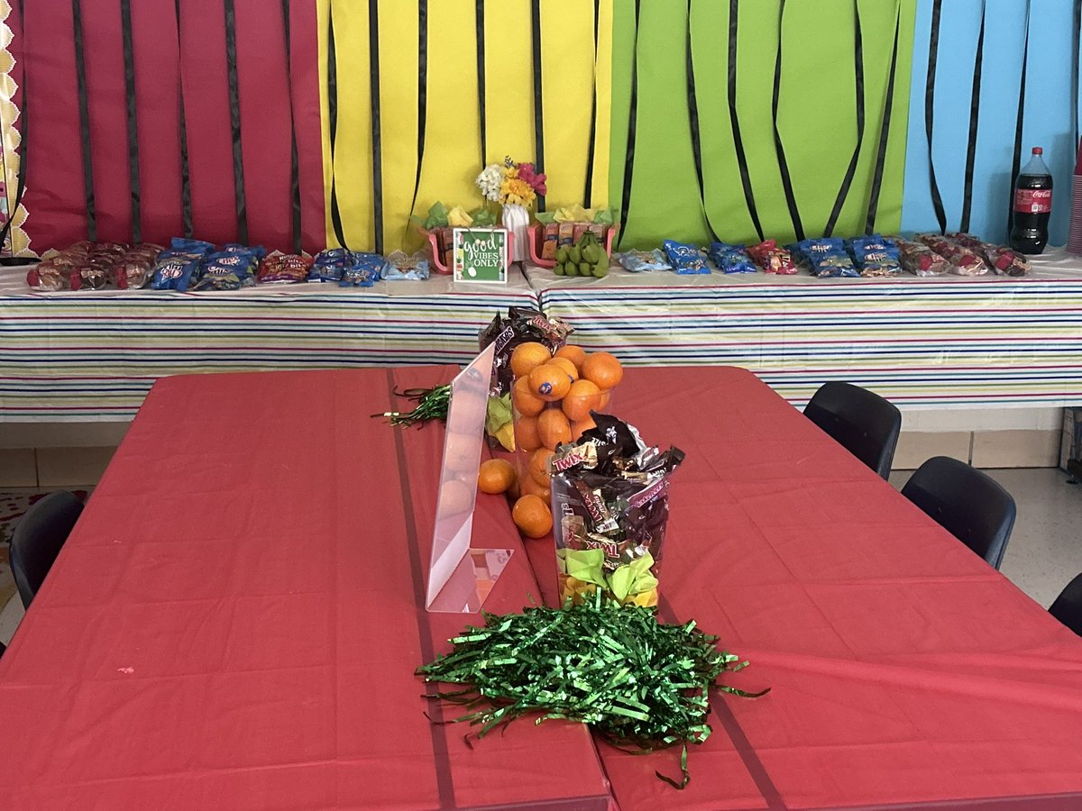 A little STAAR grazing for our teachers this morning! <a href="/JanaeCapshaw/">Janae Mosbey-Capshaw</a> <a href="/rogers_buchana/">Dr. Shawn Rogers Buchanan</a> <a href="/JulieMorgan262/">Julie Morgan</a>