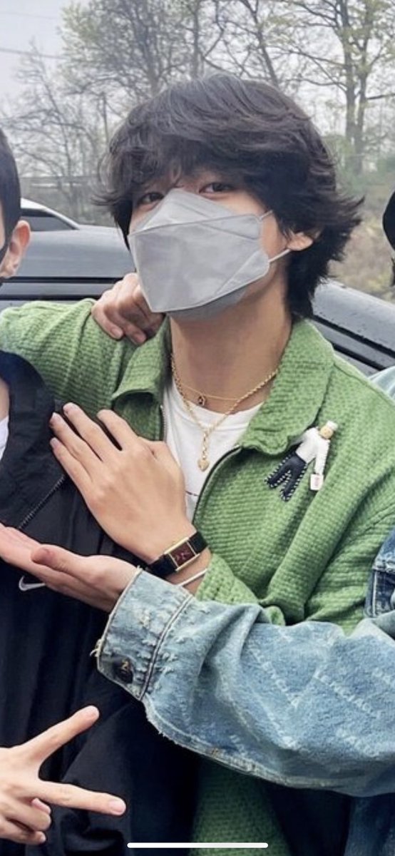 lFFkyg's tweet photo. He’s never taking it off, quite literally 👀 #taennie #taehyung #jennie #foundrae https://t.co/WwJRlfdxBZ