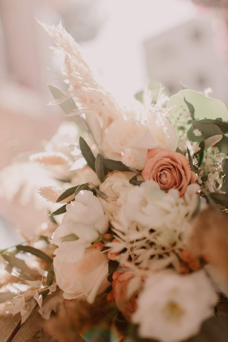 LilieSegato's tweet photo. Mariage Olivia et Bastien en juillet, dans un domaine provençal. 
Un thème voyage vintage au couleurs chaudes relevées de touche bleus un mélange délicat de pampa, rose terracotta, des fleurs sechées, mise en scene par mes soins
#domainedurayolPourret
#CarolineRobiPhotographie https://t.co/otO2zwnAsR