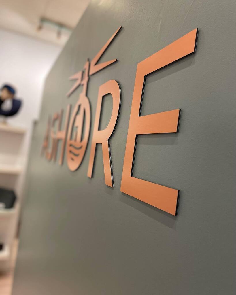 Acorn_Creative's tweet image. Brushed copper composite CNC cut and fixed flat to an internal wall display for @ashore.store. This looked soooooo good!!

#signmaker #signwriter #vehiclegraphics #vehiclewrap #vinylcutgraphics #vinylgraphics #printedbanners #banners #embroideredworkwear… instagr.am/p/CrLYkHos13t/