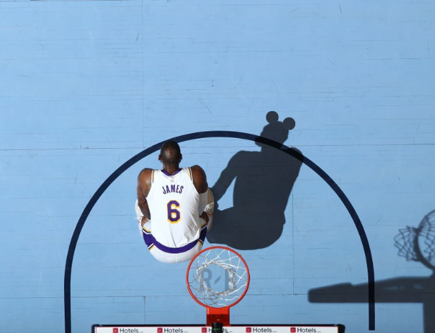 RobBuchananNBA's tweet photo. This photo of LeBron is so cold 🥶 https://t.co/sEVn5NLpWv