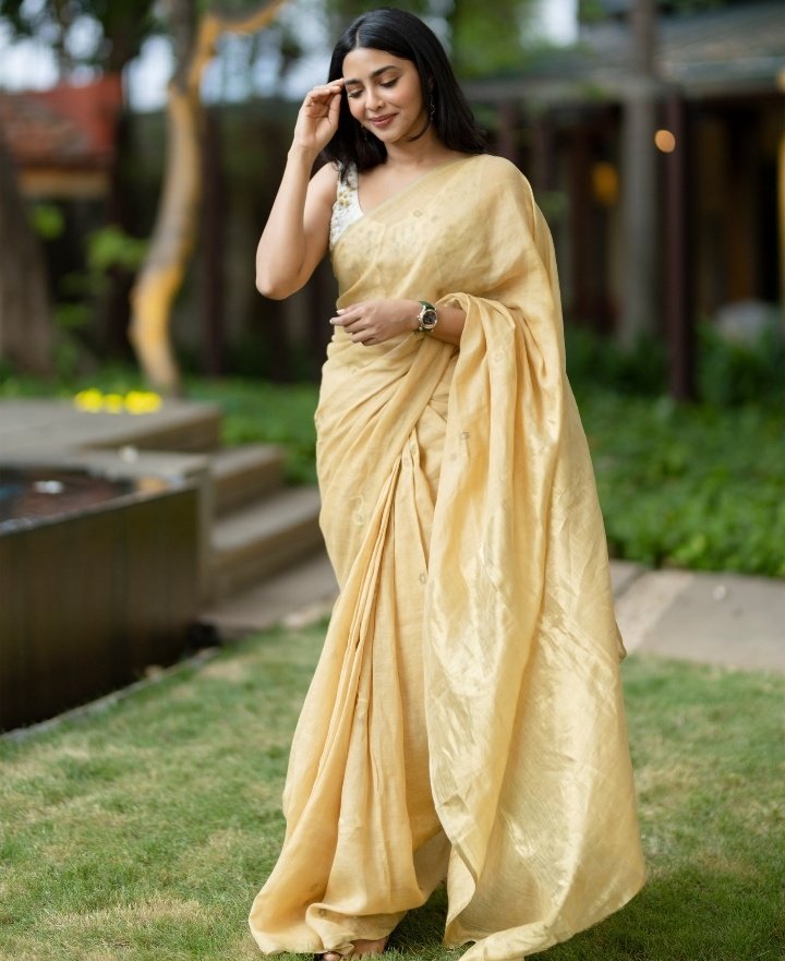 #AishwaryaLekshmi looks traditional in saree during the #PS2 promotions.

#CholaTour #PonniyinSelvan2 #PS2Anthem #PS2Promotions #Kollywood #TamilCinema #ActressFappers