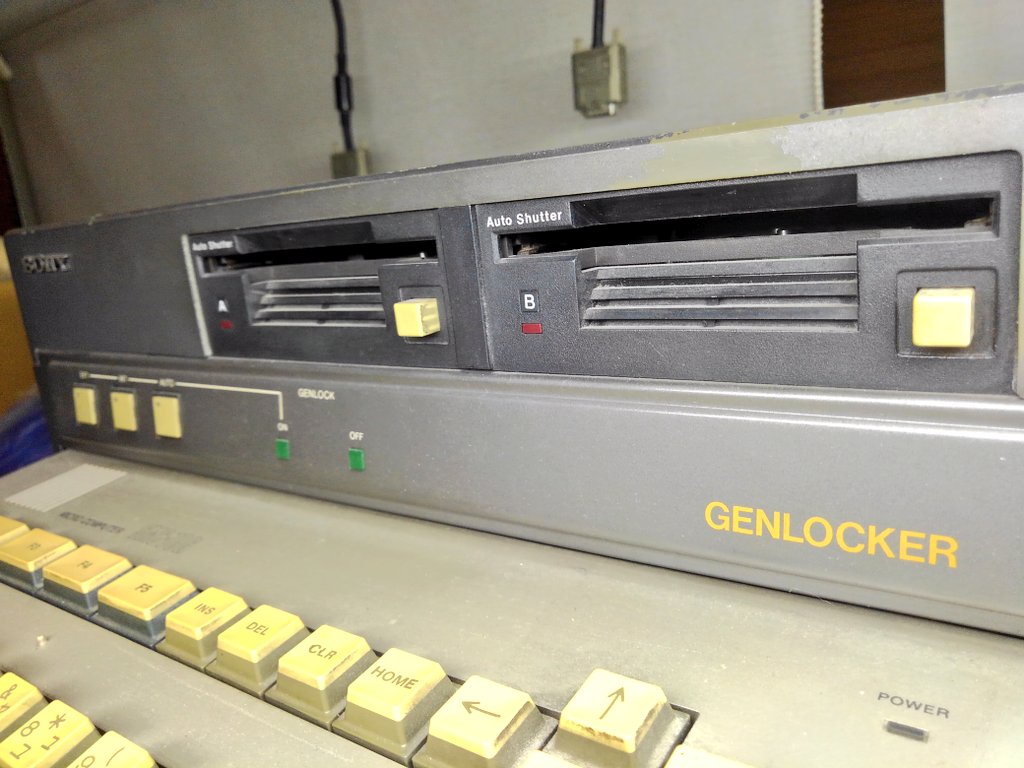 toshitada1973's tweet photo. SMC-70Gを観察！　オプション装備とはいえ、このコネクタの数…まさにシステムの中枢といった感があるね。塗装の剥げは、現場で使い込まれていた証かな！　#SMC70G https://t.co/aV0q74qBGk