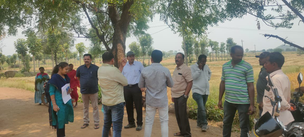 mb_telangana's tweet photo. #MissionBhagiratha Chief Engineer has inspected tribal habitations of Dandepally in Mancherial along with public representatives, EEs and other field staff to review the situation of drinking water supply 🚰

@SmitaSabharwal @DayakarRao2019 https://t.co/8AVkNlMkip