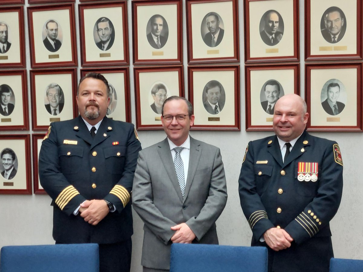ONFireChiefs's tweet image. The #OAFC had a great discussion with the Hon. @douglasdowney, Attorney General of Ontario, yesterday about giving #Ontario's fire departments the option to administer administrative monetary penalties for Fire Code violations. 

#firesafety #lifesafety #publicsafety #fireservice