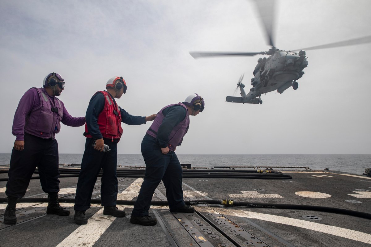 Who has your back's back? #Teamwork ⚓ 

📍 SAGAMI SEA (April 14, 2023) Sailors conduct a helicopter in-flight refueling training aboard #USSJohnFinn (DDG 113). 

📸 :Mass Communication Specialist 2nd Class Samantha Oblander