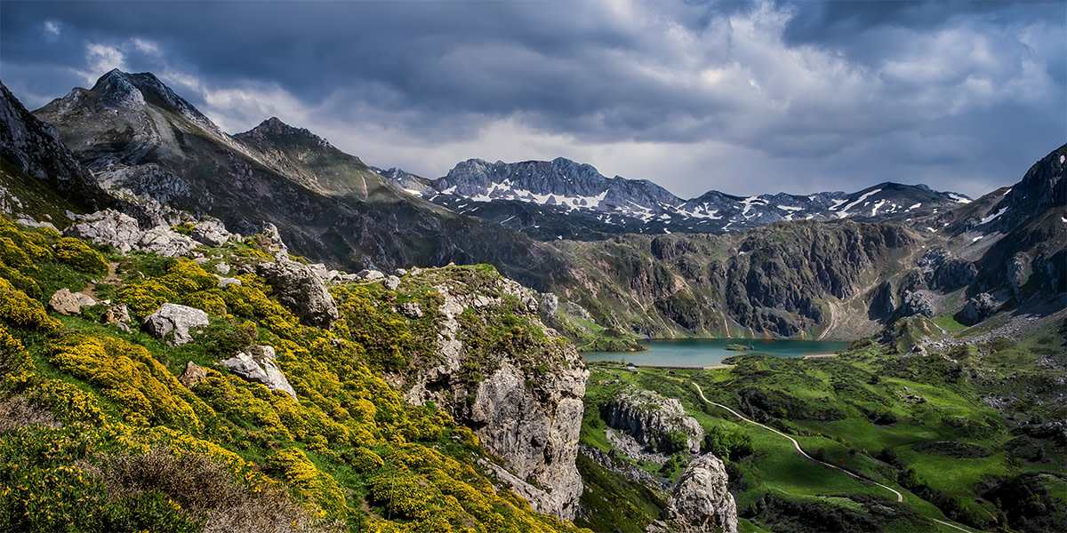 Did you know that in the Muniellos Biosphere Reserve and in the Somiedo Natural Park you can observe grizzly bears? 🐻 

The asturian nature is magical!⛰️💚

👉 bit.ly/3GO4iWG

#VisitSpain #SpainEcoTourism #InGreenSpain #SpainSustainable @TurismoAsturias