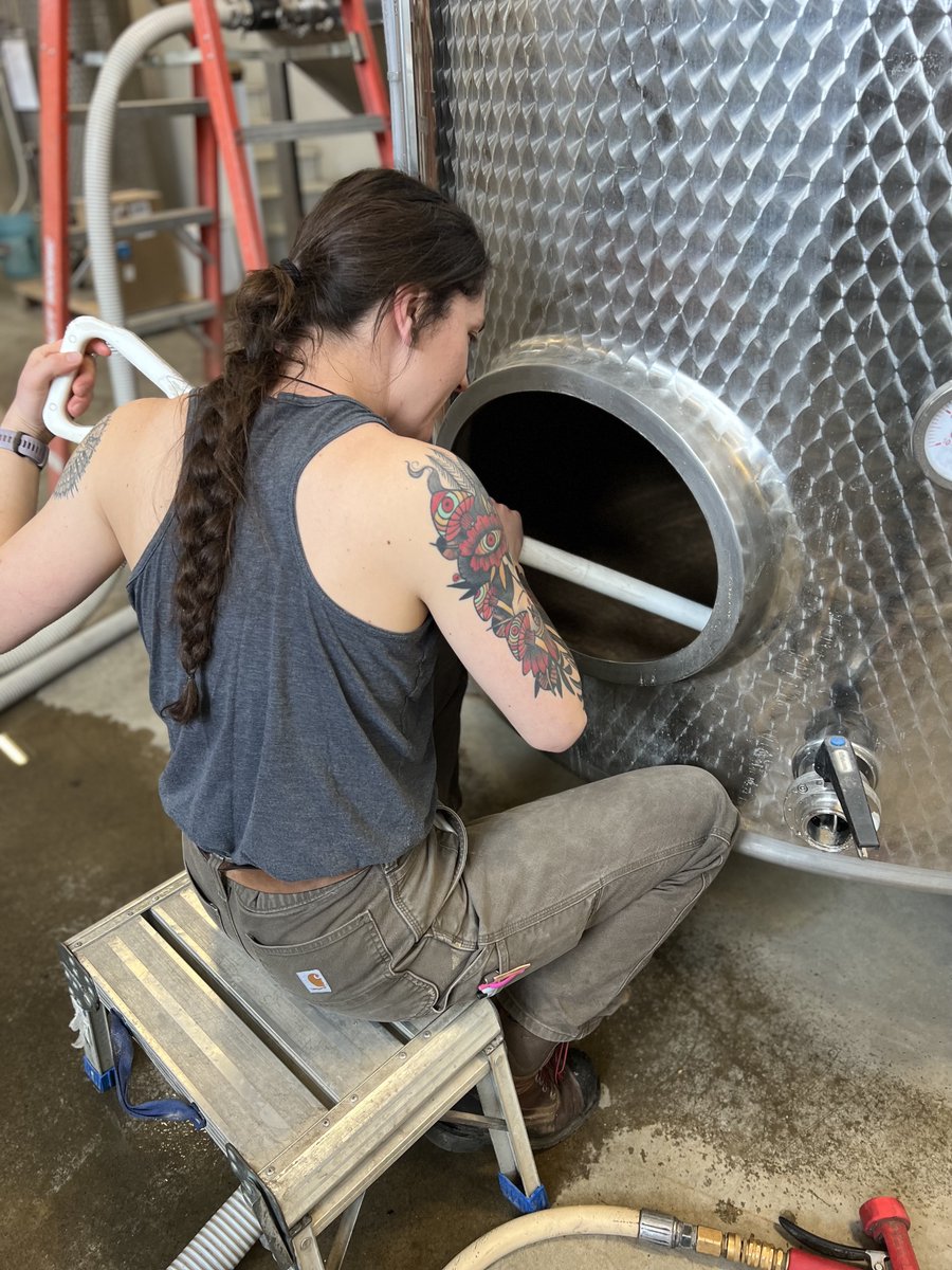 Callie helping to move the mash showing her smoking guns 💪 thank you to our production team doing all the “dirty jobs”
#dryhillsdistillery #womenindistilling #workingwomen #wegrowgoodtimes