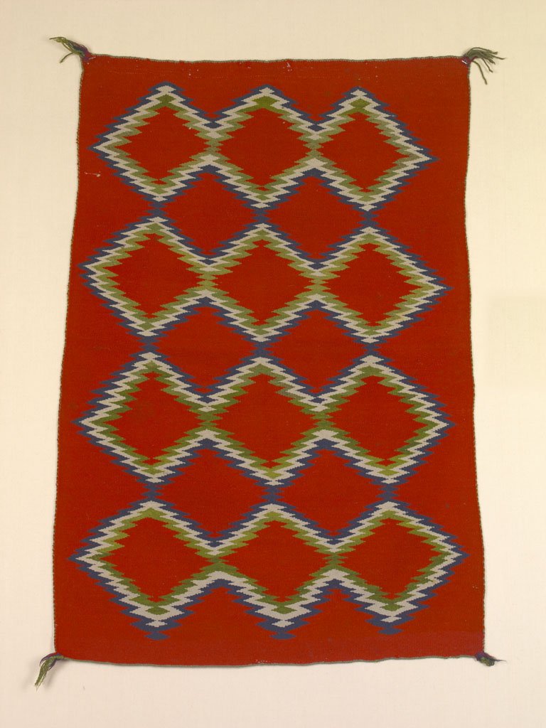 This diyuge (blanket) on exhibit at the @bardgradcenter was produced by a Navajo/Diné craftsperson in the 1880s. Blanket, Wool, c. 1880-1885, @amnh #AntiqueOfTheDay